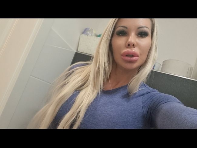 DanielaCoraHansson Porno Video: Fast in die Hosen gepi**t!